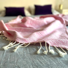 Carica l&#39;immagine nel visualizzatore di Gallery, Vegane Yalova Ultra Weiche Marmorierte Decke in Rosa
