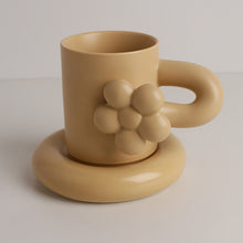 Lade das Bild in den Galerie-Viewer, Handbemalte Keramik Tassen in kreativem Design
