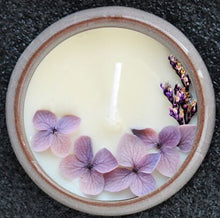 Charger l&#39;image dans la galerie, Duftende Sojawachs Kerze mit handverlesenen Blüten
