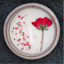 Load image into Gallery viewer, Duftende Sojawachs Kerze mit handverlesenen Blüten
